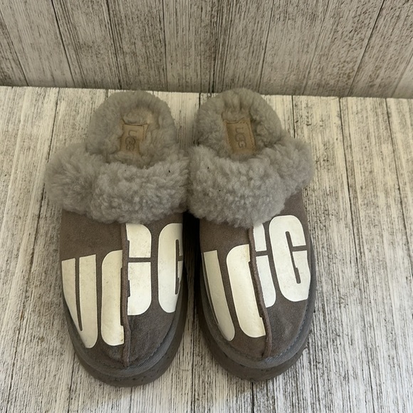 UGG COBBLE DISQUETTE
CHOPD SUEDE/ SHEEPSKIN PLATFORM SLIPPERS, - Picture 6 of 8